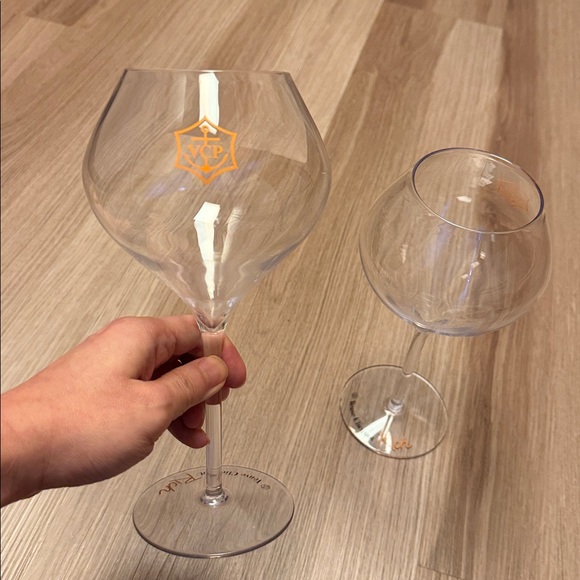 Veuve Clicquot Rich Champagne Wide-Bowled Plastic Goblets - Picture 6 of 6